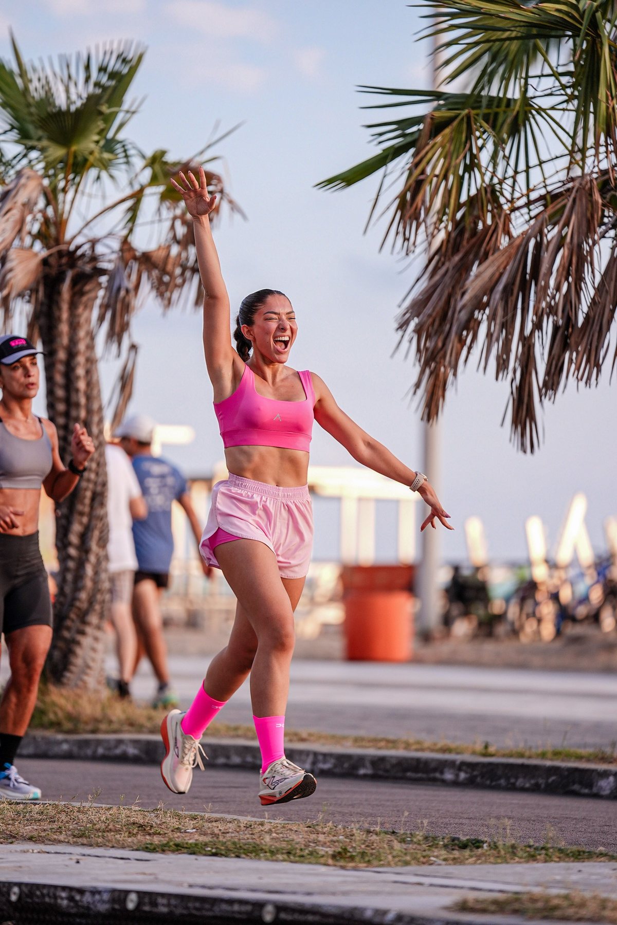 Melissa Costa em corrida com grupo