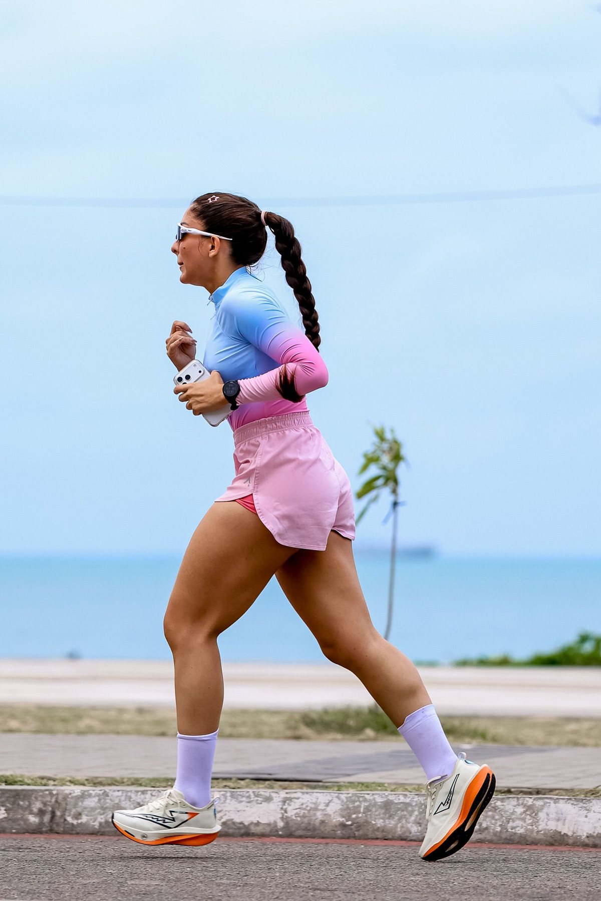 Melissa Costa correndo na orla