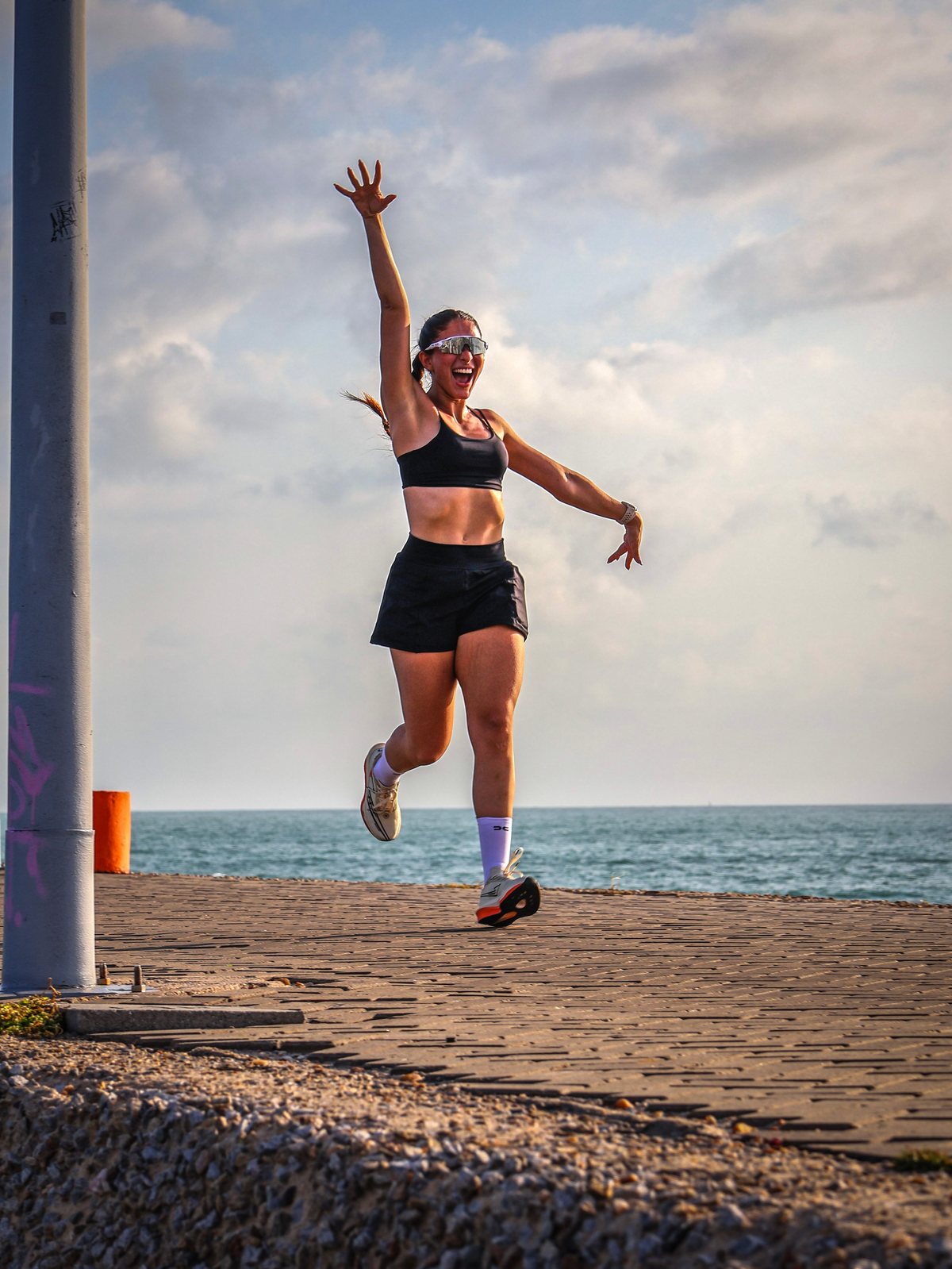 Melissa Costa comemorando durante treino de corrida